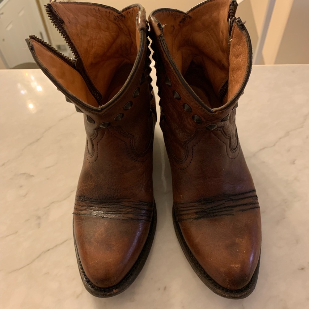 Ash boots